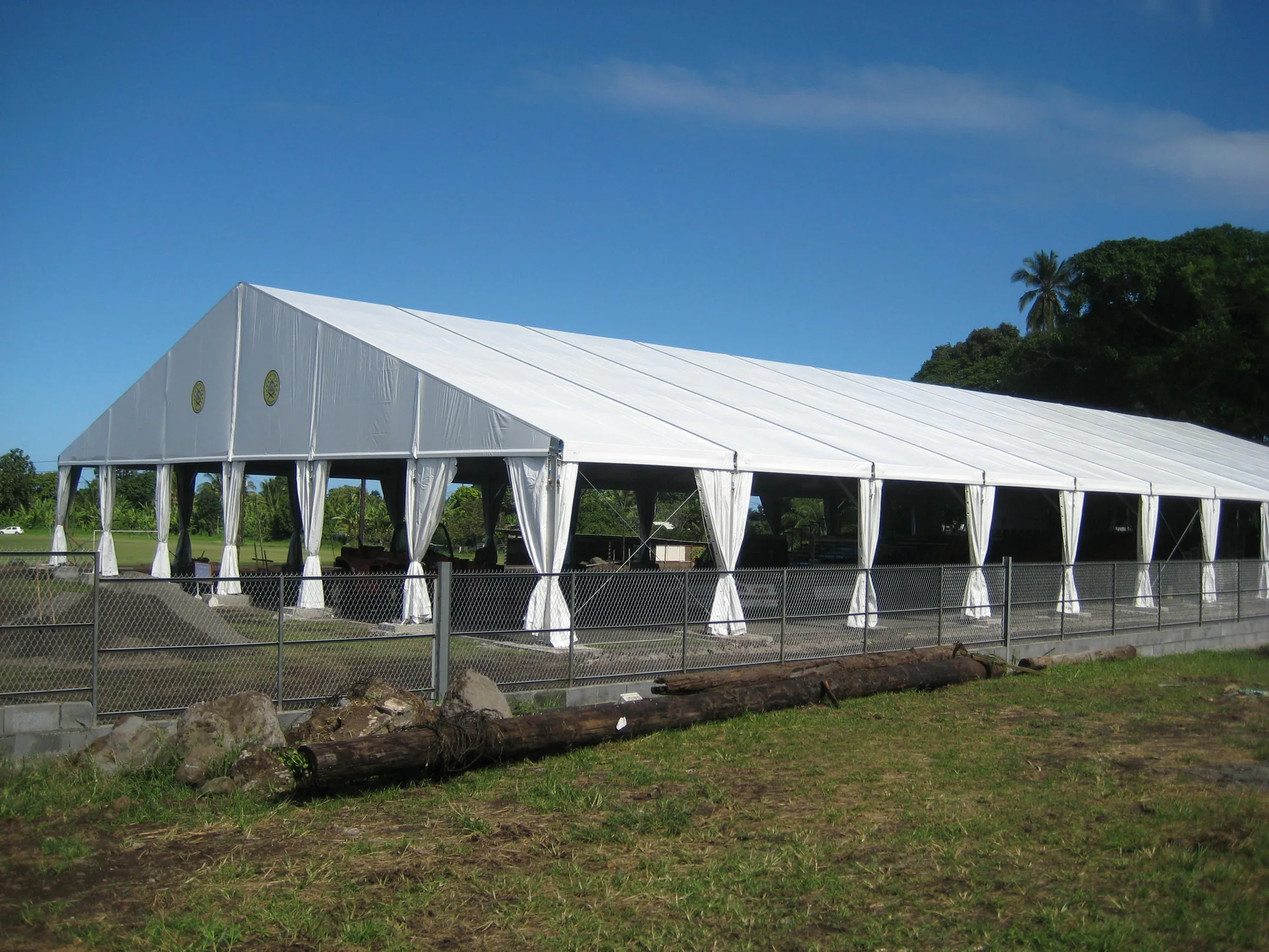 Large covered FPAOM POLYNÉSIE hall beneath the blue sky in Papara