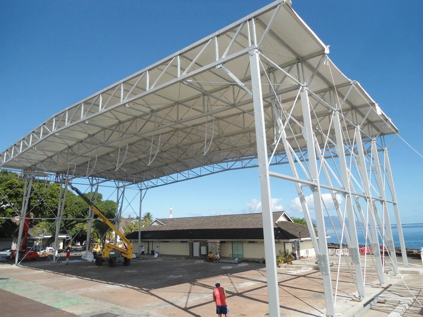 FPAOM POLYNÉSIE wide-span frame during installation