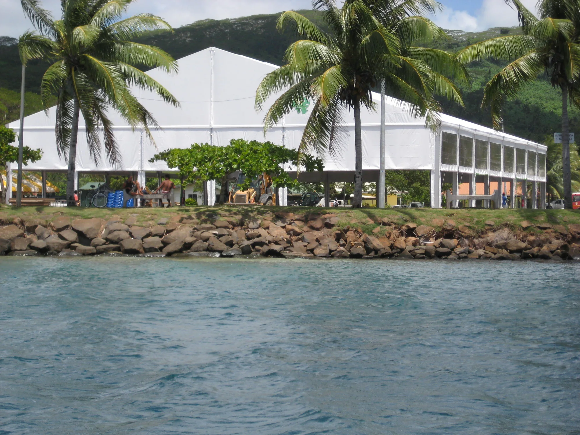 FPAOM POLYNÉSIE marquee between the lagoon and coconut trees in Tahaa